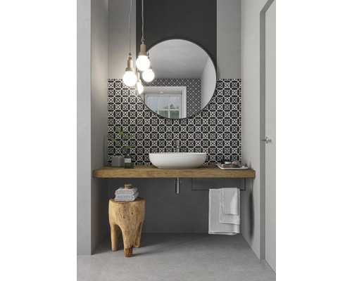 Modernt badrum med tvättställsskål, spegel, mönstrade kakelplattor och trädetaljer