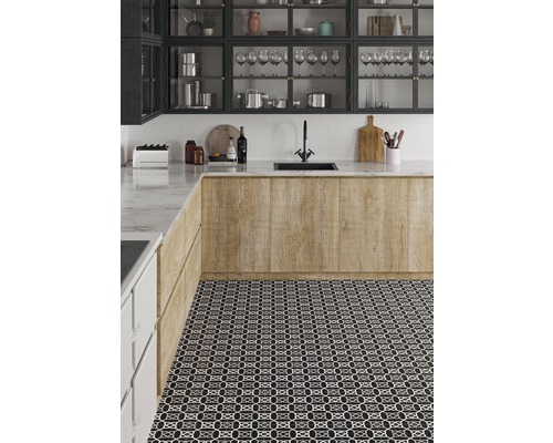 Köksscen med diskho, bänkskiva och golvplattor