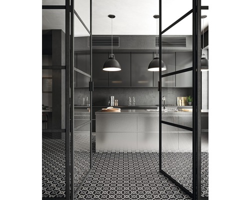Modernt kök med mörka skåp, en köksö i rostfritt stål, hängande lampor och mönstrade golvplattor.