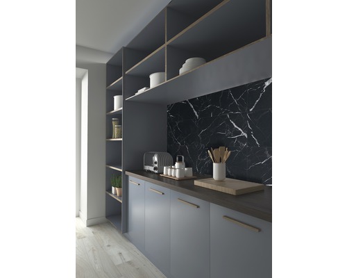 Grått kök med väggpanel i marmor, inbyggda skåp och hyllor.