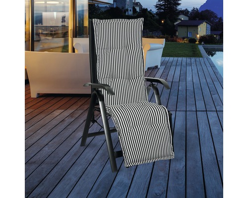 Trädgårdsliggstol med randig dyna på en träaltan