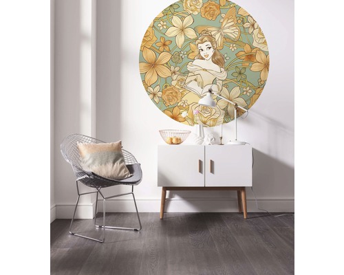 Rumsöversikt med en väggdekal med Belle-motiv, en stol och en skänk.