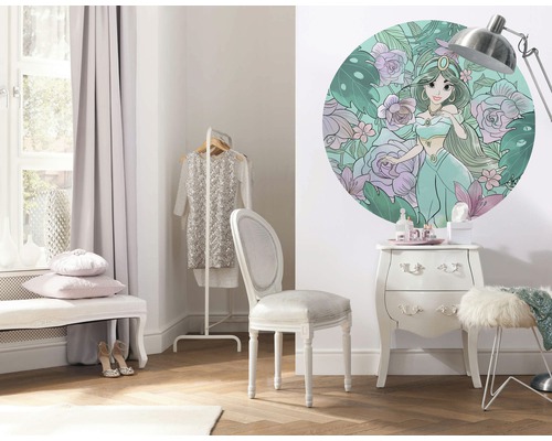 Dekorativt rum med väggdekal, byrå och sittplatser.