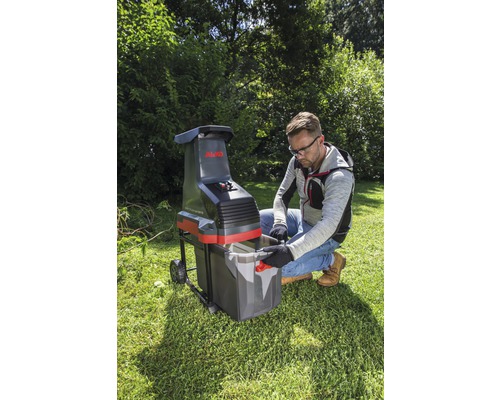 AL-KO trädgårdshack med operatör i trädgården