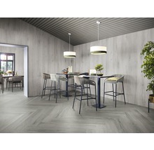 Interiör med golvbeläggning, väggpaneler, bord och stolar