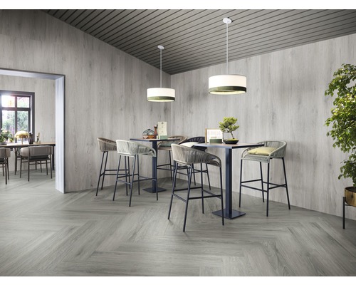 Interiör med golvbeläggning, väggpaneler, bord och stolar