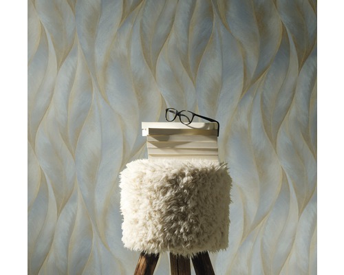 Rums vy med tapet med abstrakt vågmönster, pall och bokhög