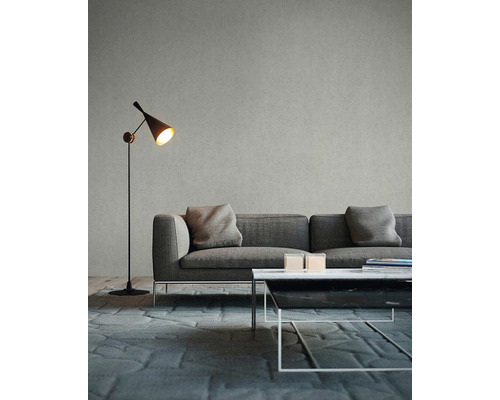 Vardagsrum med soffa, golvlampa och soffbord