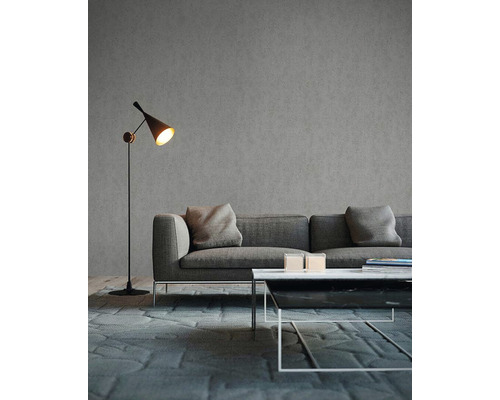 Vardagsrum med golvlampa, soffa, soffbord och matta för en mysig atmosfär