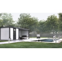 Trädgård med pool, grill, solstolar, trädgårdshus och loungeområde
