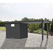 Trädgårdshus med carport på stenlagd yta
