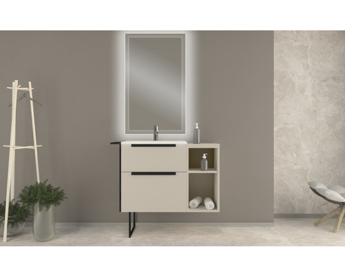 Badrum med tvättställsskåp, spegel med belysning och handduksställ