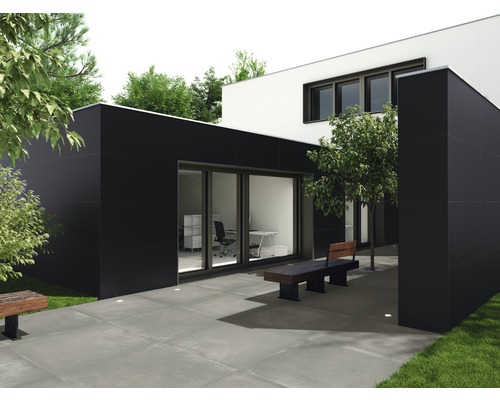 Moderna hus med svart fasad, uteplats och sittplatser