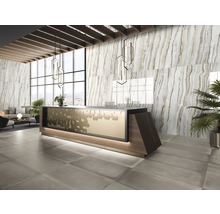 Interiör med klinkergolv, marmorvägg och reception