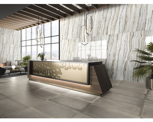 Interiör med klinkergolv, marmorvägg och reception