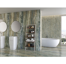 Badrum med handfat, speglar, hylla och badkar, kaklat med plattor i marmorlook