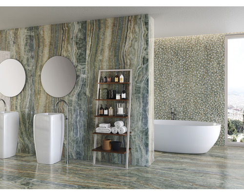 Badrum med handfat, speglar, hylla och badkar, kaklat med plattor i marmorlook