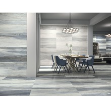 Ljust rum med matbord, stolar och kakel i marmorlook