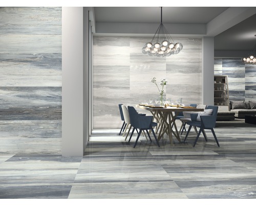 Ljust rum med matbord, stolar och kakel i marmorlook