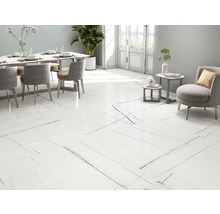 Ljust rum med vita golvplattor i marmorlook, matplats och sittmöbler