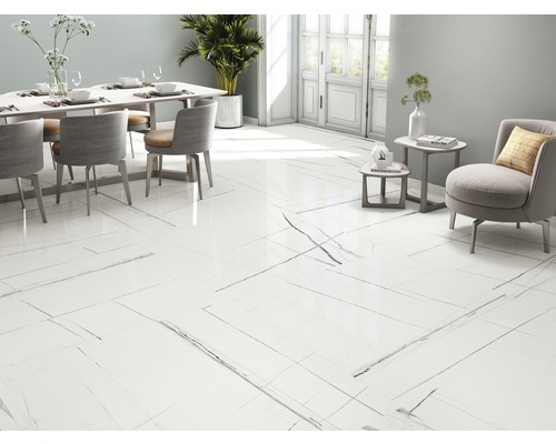 Ljust rum med vita golvplattor i marmorlook, matplats och sittmöbler