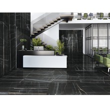 Elegant reception med golv- och väggplattor i marmorlook, trappa och kontorsutrymme