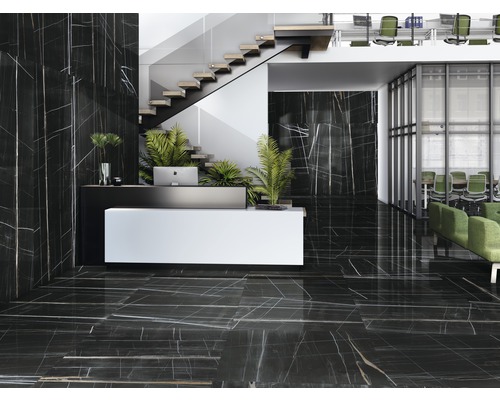 Elegant reception med golv- och väggplattor i marmorlook, trappa och kontorsutrymme
