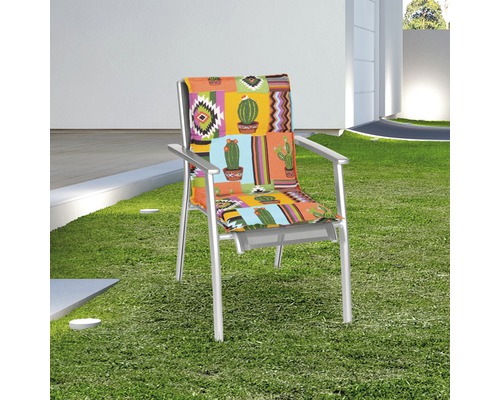 Trädgårdsstol med dyna med kaktusmönster på gräsmatta