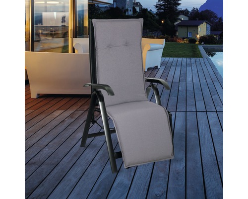 Vadderad solstol på trädäck