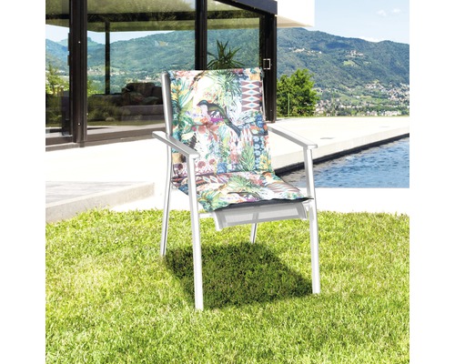 Trädgårdsstol med dyna med djungelmotiv på gräsmatta