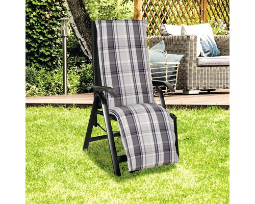 Trädgårdsliggstol med rutigt överdrag utomhus