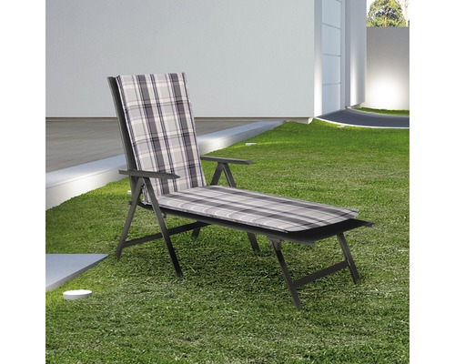 Trädgårdssäng i metall med justerbart ryggstöd och rutigt överdrag på gräsmatta