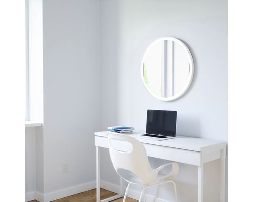 Ljust arbetsrum med skrivbord, stol, bärbar dator, anteckningsböcker och en rund spegel med LED-belysning