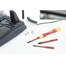 Wiha skruvmejsel med skruvar och bits på ett bord.