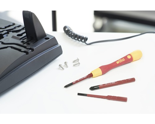 Wiha skruvmejsel med skruvar och bits på ett bord.