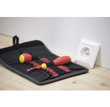 Skruvmejselset i verktygsväska bredvid eluttag