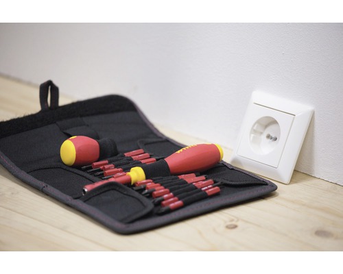 Skruvmejselset i verktygsväska bredvid eluttag