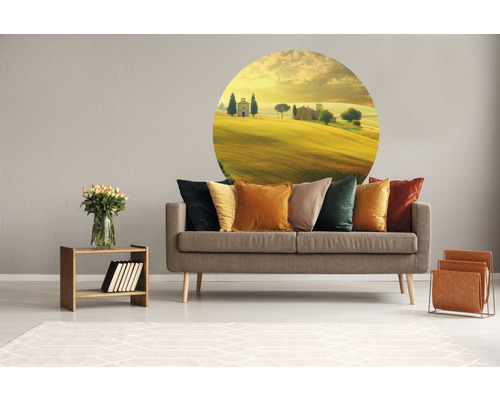 Vardagsrum med väggdekor av ett fält, soffa och sidobord