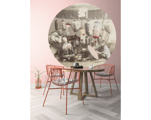 Scen med runt matbord, stolar och väggmålning med japanskt lyktmotiv.