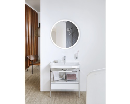 Badrum med tvättställsskåp, tvättställsskål och rund spegel