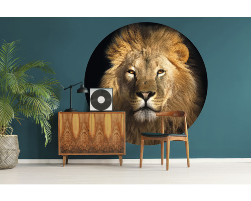 Dekorativt vardagsrum med väggdekal lejon, byrå och krukväxt.