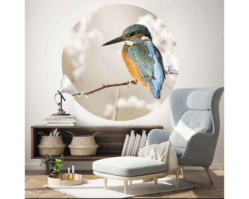 Väggmålning med en kungsfiskare på en gren i ett vardagsrum.