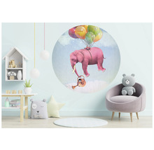Barnrum med väggdekal av en rosa elefant som hänger i ballonger och en vattenkanna.