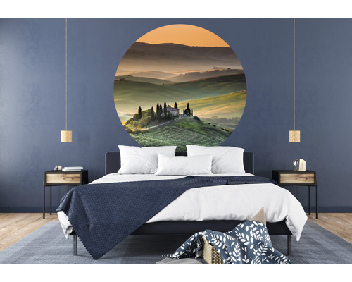 Sovrum med väggmålning, säng och nattduksbord