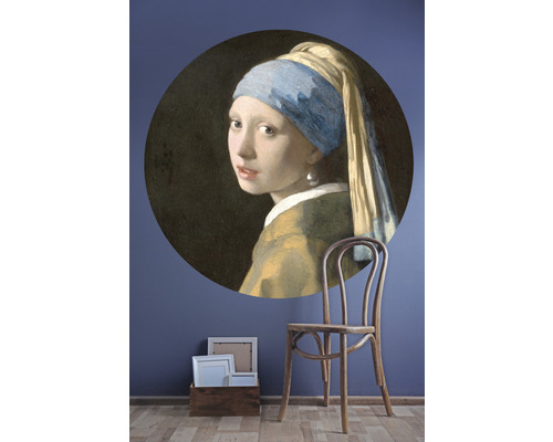 Väggdekal med målningen ''Flicka med pärlörhänge'', stol och tavelramar i rummet