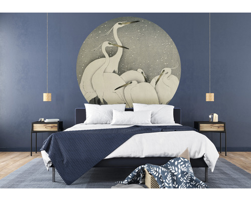 Sovrum med dubbelsäng, sängbord, hänglampor och väggmålning med hägermotiv