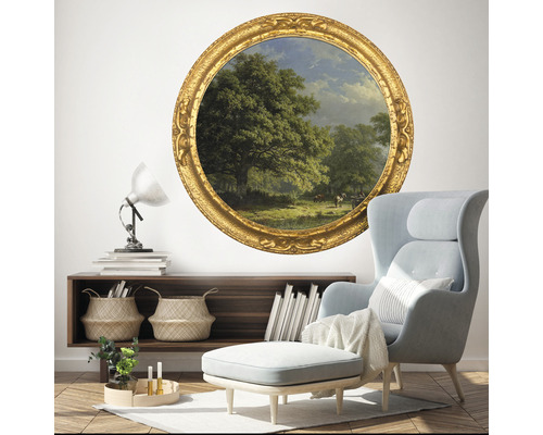 Vardagsrum med rund landskapsmålning, fåtölj och sidobord