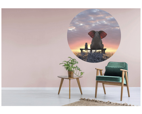 Vardagsrum med väggdekor, fåtölj och sidobord