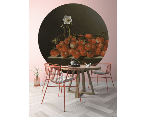 Vardagsrum med väggmålning av jordgubbar, bord och stolar