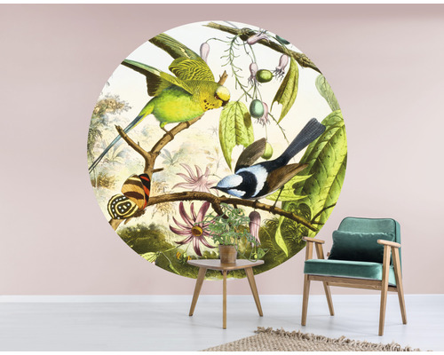 Rum med väggdekor med fågelmotiv, bord och fåtölj